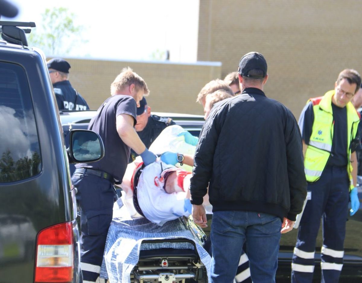 Her bliver manden, som politiet angiveligt skød i benet båret op til ambulancen. Foto: Øxenholt Foto.