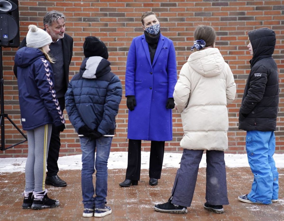 Også statsminister Mette Frederiksen er dukket op. Det er på Allerslev Skole i Lejre Kommune. Klik for flere billeder fra dagen. Foto: Scanpix/Mads Claus Rasmussen
