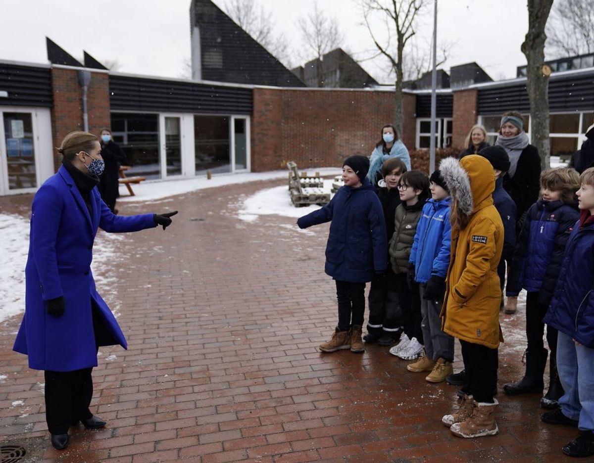 Også statsminister Mette Frederiksen er dukket op. Det er på Allerslev Skole i Lejre Kommune. Klik for flere billeder fra dagen. Foto: Scanpix/Mads Claus Rasmussen