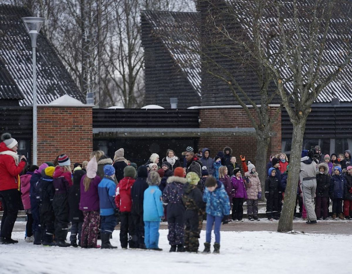 Også statsminister Mette Frederiksen er dukket op. Det er på Allerslev Skole i Lejre Kommune. Klik for flere billeder fra dagen. Foto: Scanpix/Mads Claus Rasmussen