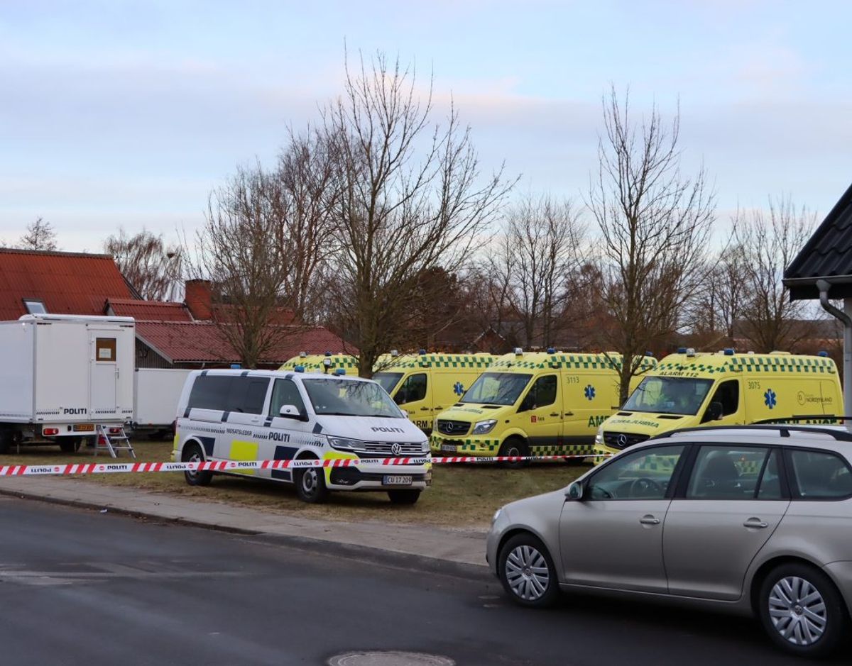 Politiet er mandag markant til stede ved dødsbranden. Foto: Presse-fotos.dk