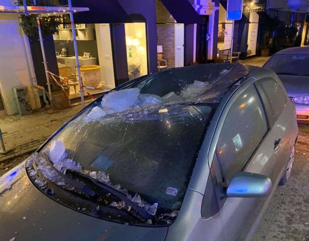 Beredskab Øst var søndag på en noget usædvanlig opgave. Store isblokke faldt ned på vejen. KLIK for flere billeder. Foto: Beredskab Øst.