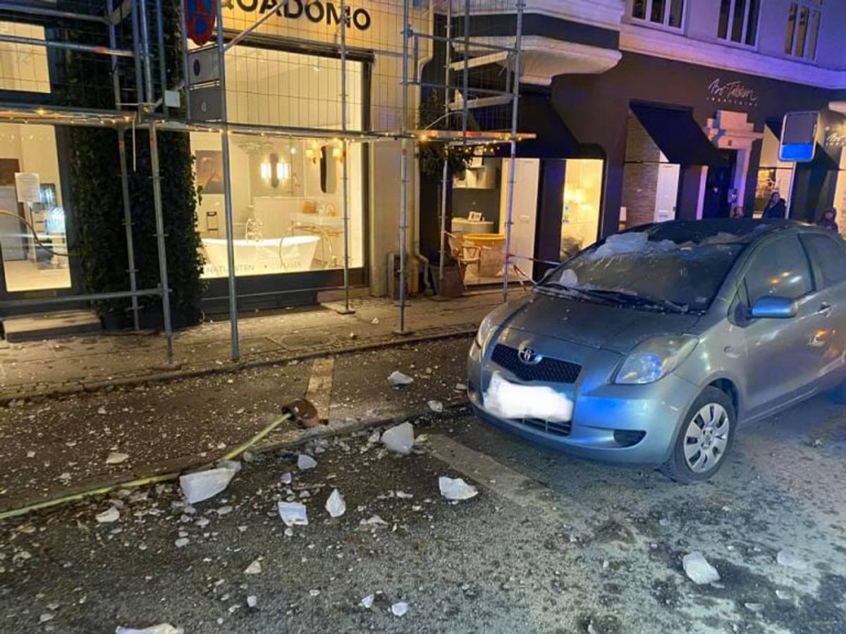 Beredskab Øst var søndag på en noget usædvanlig opgave. Store isblokke faldt ned på vejen. KLIK for flere billeder. Foto: Beredskab Øst.