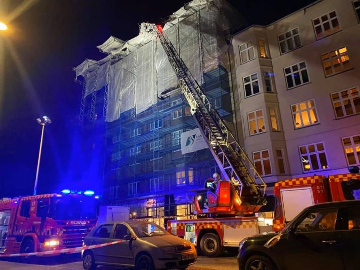 Beredskab Øst var søndag på en noget usædvanlig opgave. Store isblokke faldt ned på vejen. KLIK for flere billeder. Foto: Beredskab Øst.
