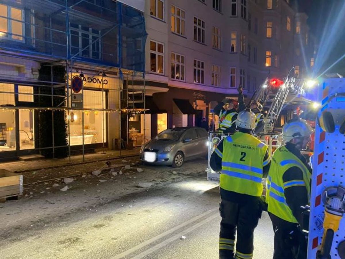 Beredskab Øst var søndag på en noget usædvanlig opgave. Store isblokke faldt ned på vejen. KLIK for flere billeder. Foto: Beredskab Øst.