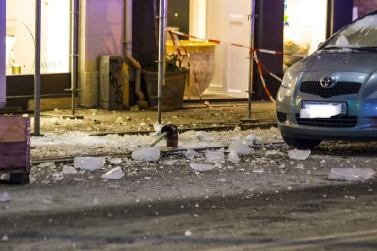 Beredskab Øst var søndag på en noget usædvanlig opgave. Store isblokke faldt ned på vejen. KLIK for flere billeder. Foto: Beredskab Øst.
