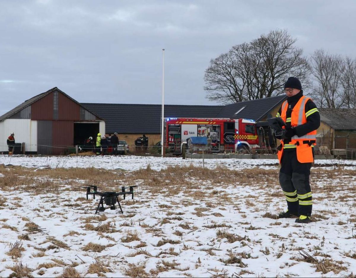 Det lykkedes ejeren at redde sit kvæg ud af en brændende stald. Foto: Øxenholt Foto.