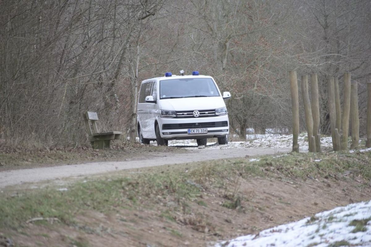 Politiet leder lige nu massivt efter den forsvundne kvinde. Her ved Brabrandstien. Foto: Øxenholt Foto.