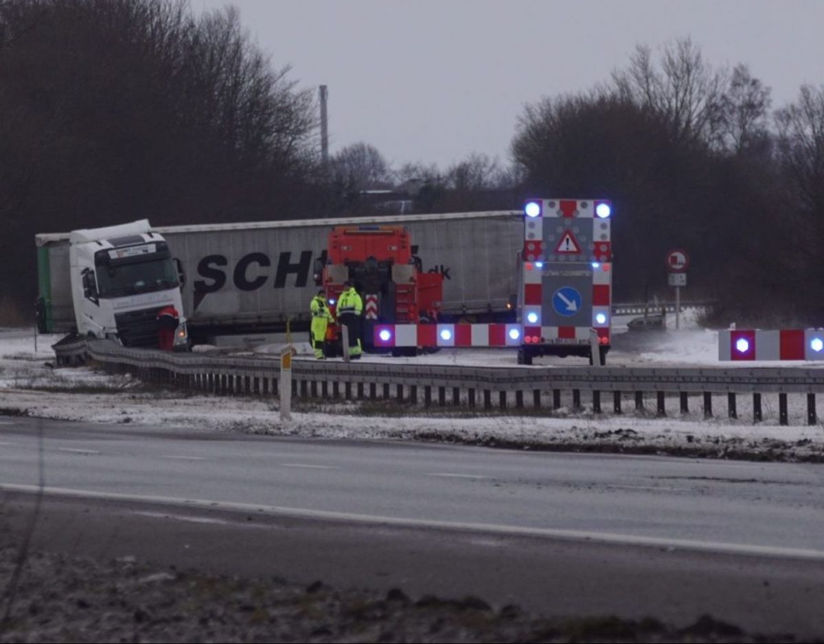 En lastbil har sat sig på tværs af motorvejen. KLIK for mere info. Foto: Presse-fotos.dk.