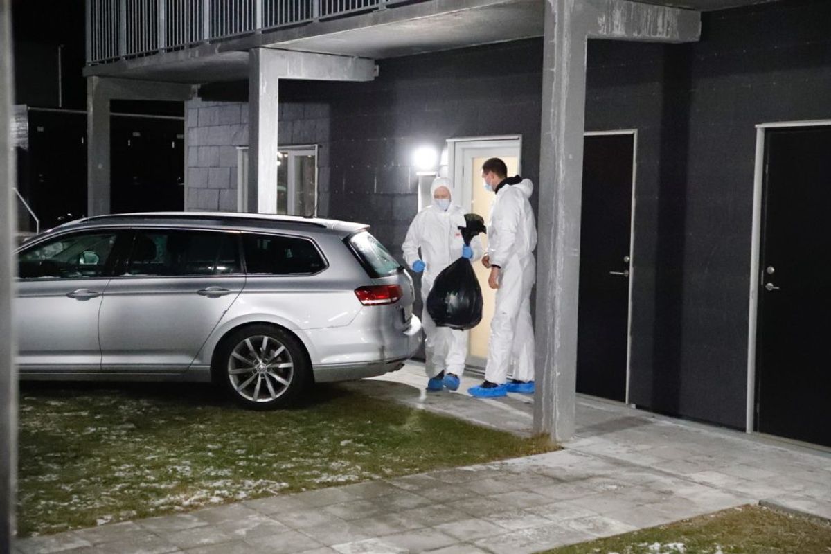 Politiet er søndag til stede to steder i Holbæk. KLIK for flere billeder. Foto: Presse-fotos.dk.