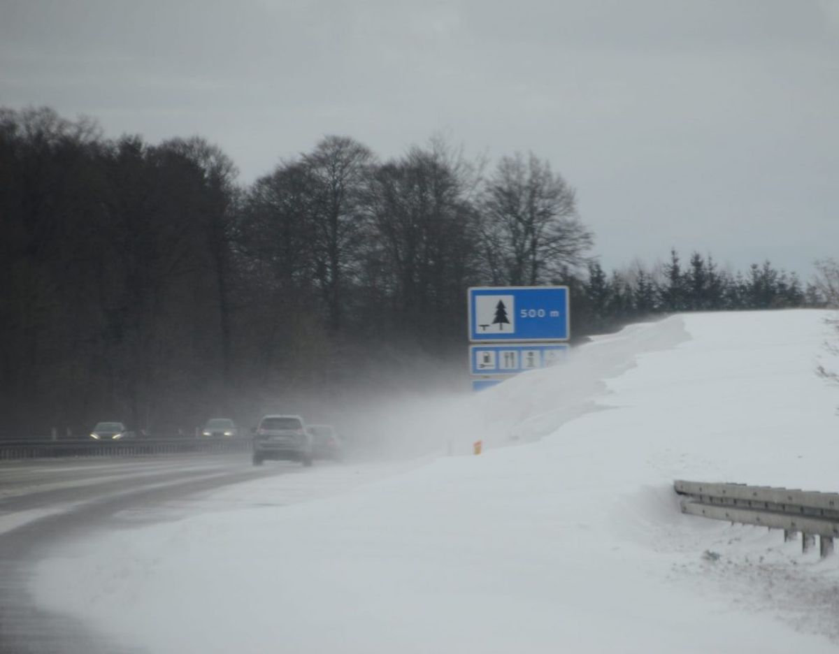 Politiet advarer om snefygning på vejene. KLIK FOR FLERE BILLEDER FRA E45 SØNDAG EFTERMIDDAG. Foto: Presse-fotos.dk