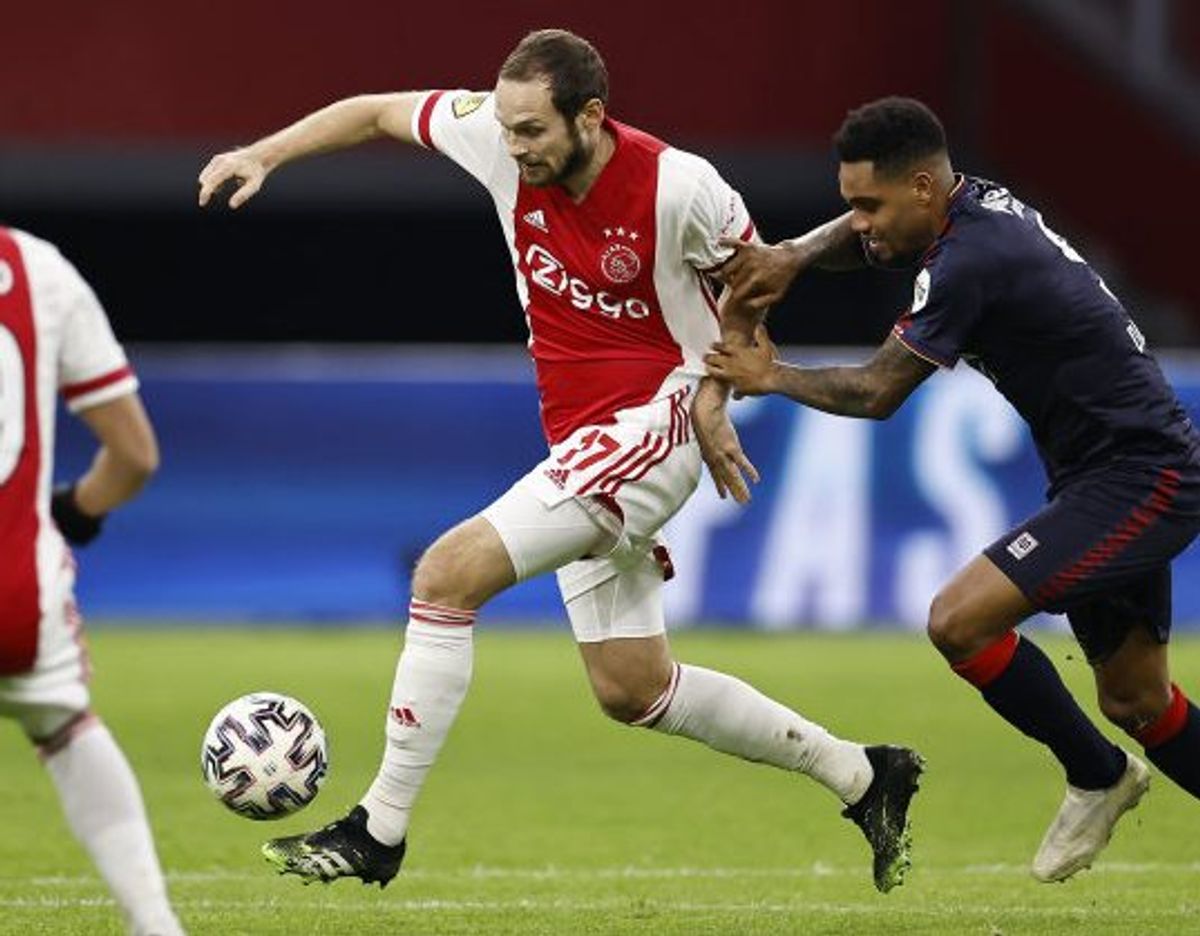 Daley Blind (tv.) og holdkammeraterne fra Ajax kommer ikke i kamp søndag. (Arkivfoto) Foto: Maurice Van Steen/AFP
