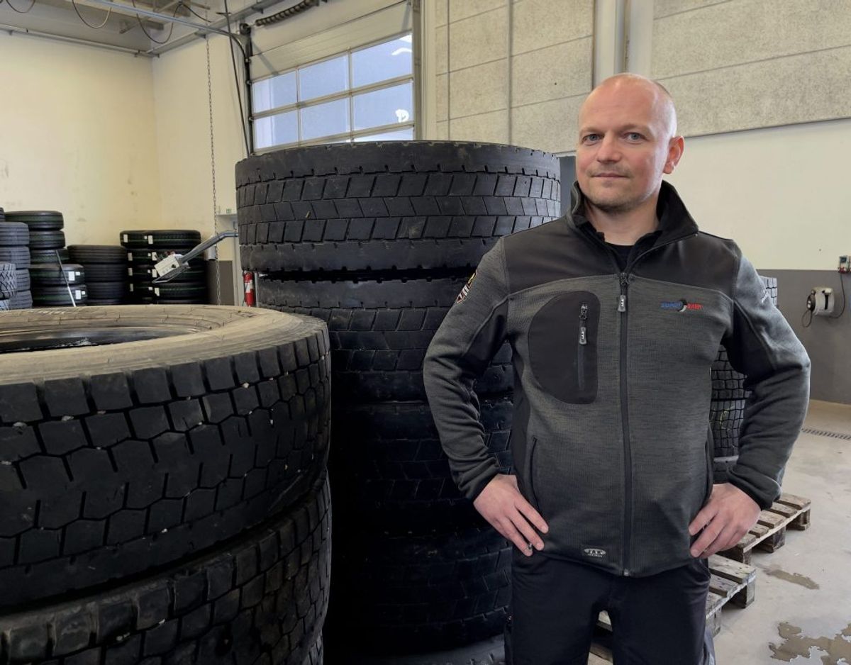 Hvis ikke det var nødvendigt med et lovkrav, så havde alle jo allerede skiftet til vinterdæk, mener Karsten Pedersen fra Superdæk Fredericia. Foto: Massimo Grillo