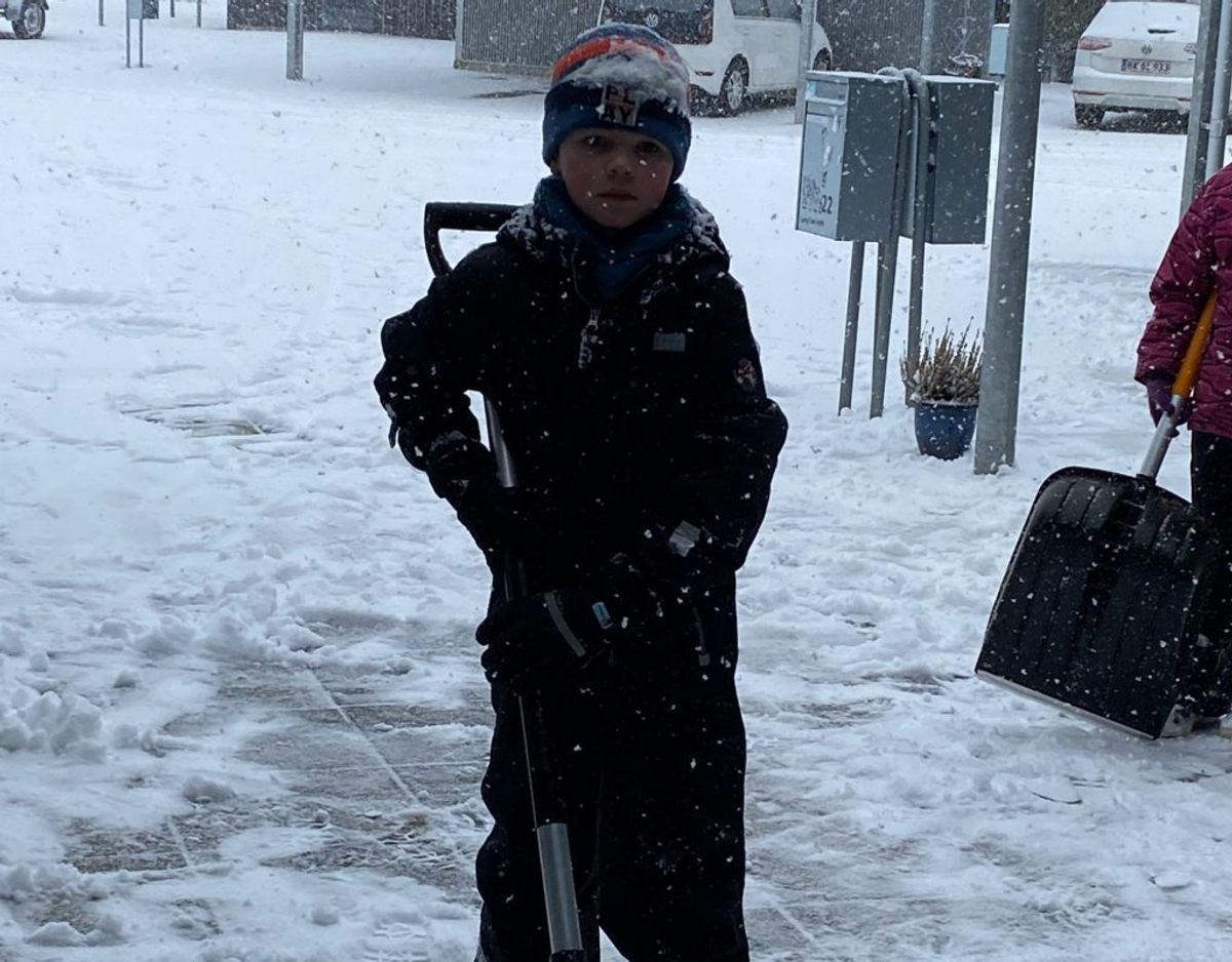 Linda sender dette billede fra Billund. Kort tid efter var der sneet til igen. KLIK FOR FLERE LÆSERFOTOS FRA SNEVEJRET.