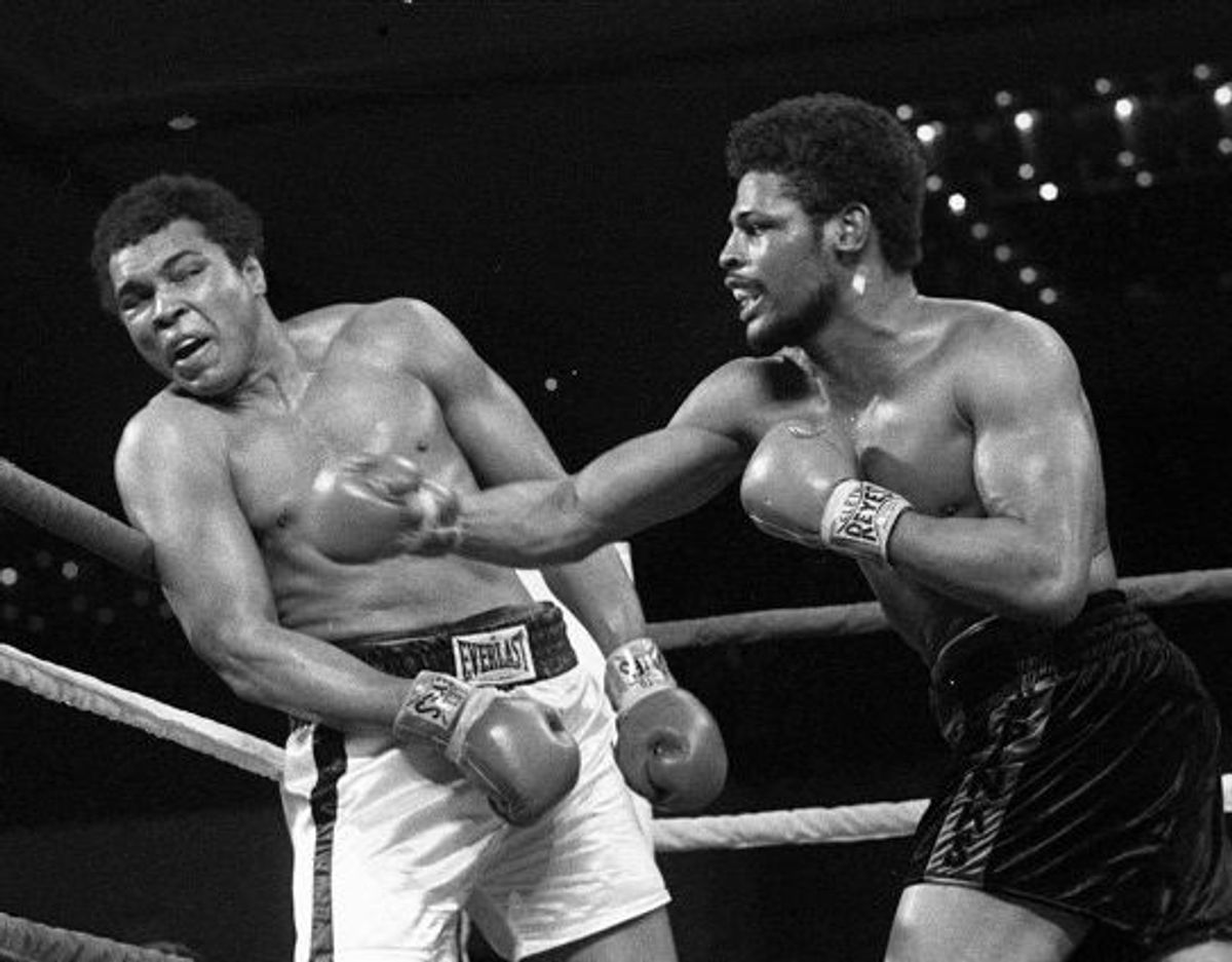 Leon Spinks (th.) chokerede verden, da han i 1978 besejrede bokselegenden Muhammad Ali i Las Vegas i sin bare ottende profesionelle kamp og blev verdensmester i sværvægt. Foto: Uncredited/Scanpix
