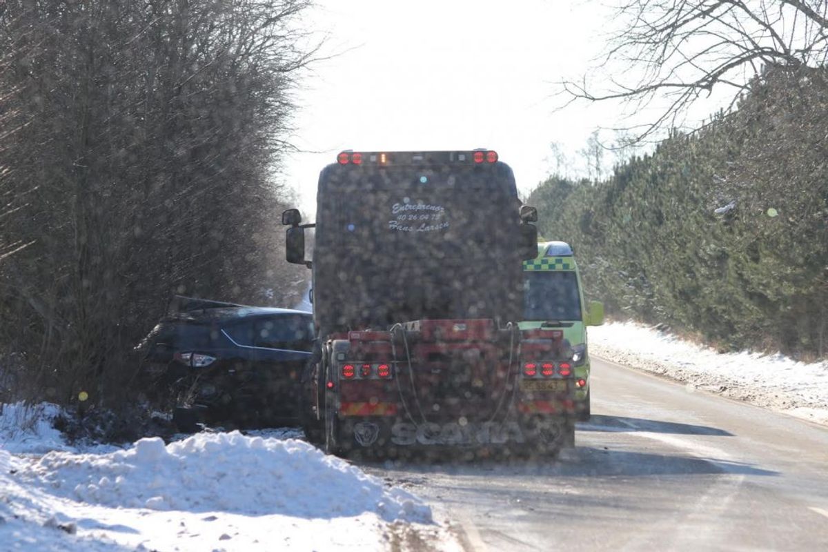 En lastbil er lørdag kørt op bag i en bil. KLIK for flere billeder. Foto: Presse-fotos.dk.