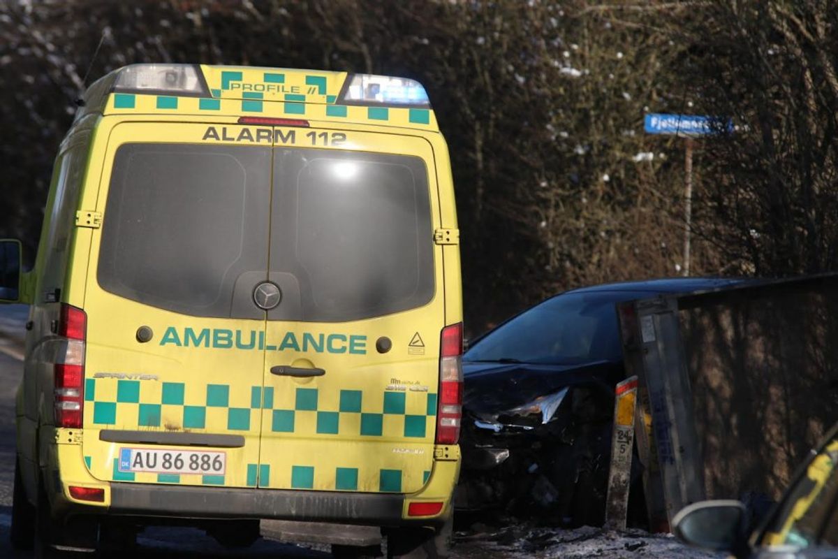 En lastbil er lørdag kørt op bag i en bil. Foto: Presse-fotos.dk.