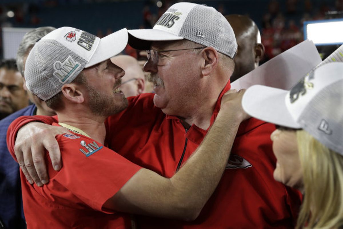 Britt Reid (t.v.) ses her omfavne sin far, Kansas City Chiefs’ cheftræner, Andy Reid, efter at holdet sidste år vandt Super Bowl. (Arkivfoto) Foto: Patrick Semansky/Scanpix