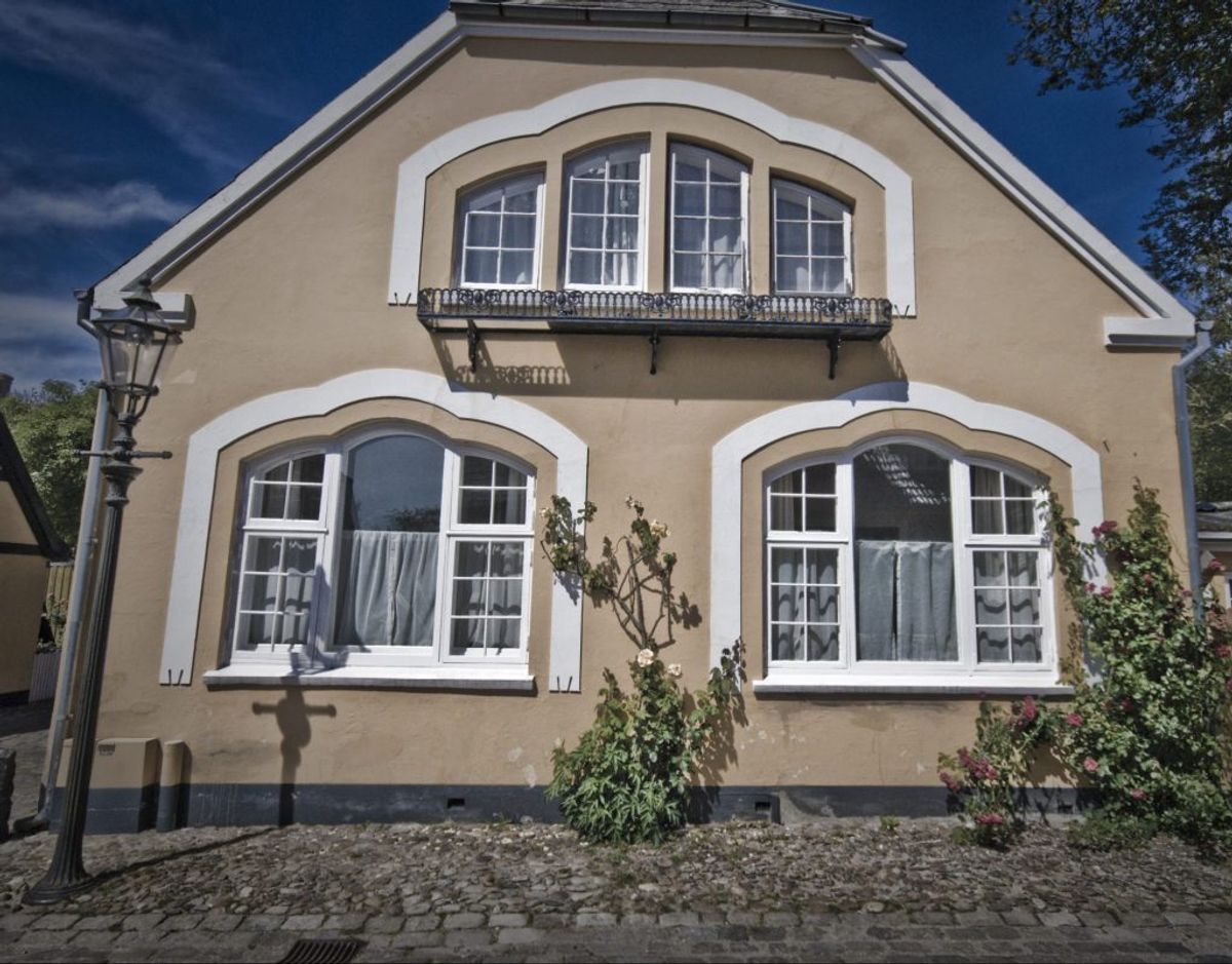 Revner i soklen på et hus kan have konsekvenser. Foto: Colourbox.