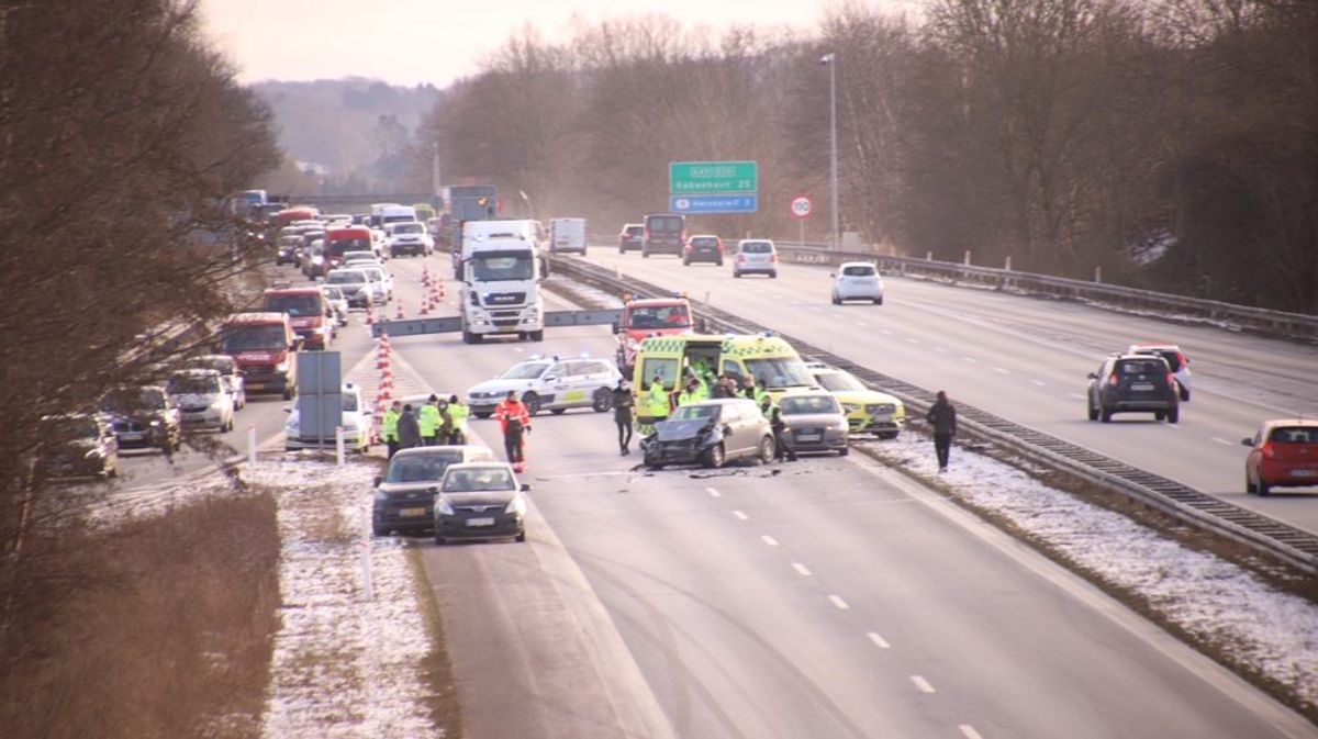 Motorvejen er spærret. KLIK FOR MERE. Foto: Presse-fotos.dk