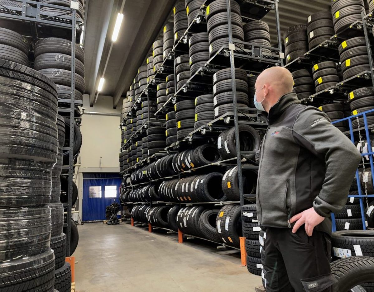Afdelingsleder Karsten Pedersen ser ud på noget af sit opbevaringslager for de faste kunder: Typisk vil der være 10-15 procent, der IKKE vælger at få vinterdækkene på, selvom de har dem opbevaret. Her hos Superdæk svarer det til omkring 200 bilister. Foto: Massimo Grillo