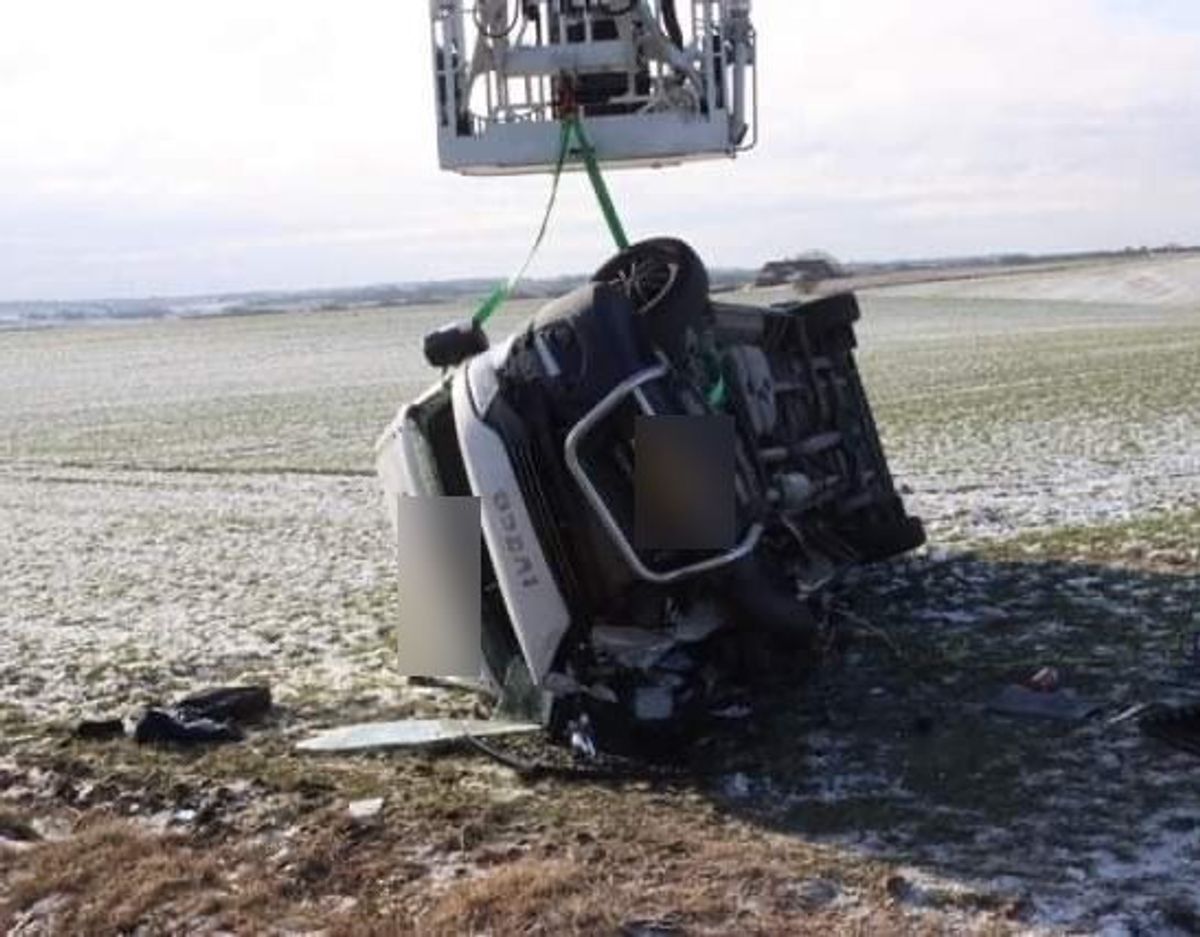 Varebil væltede under trafikulykke. Foto: Øxenholt foto