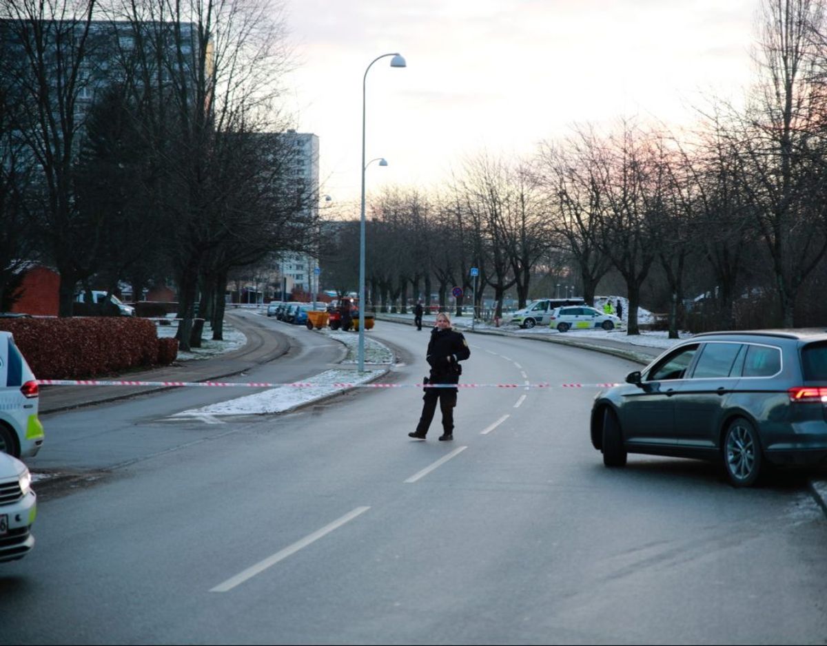 Politiet efterforsker skyderi i Brøndbyøster. KLIK FOR FLERE BILLEDER. Foto: presse-fotos.dk