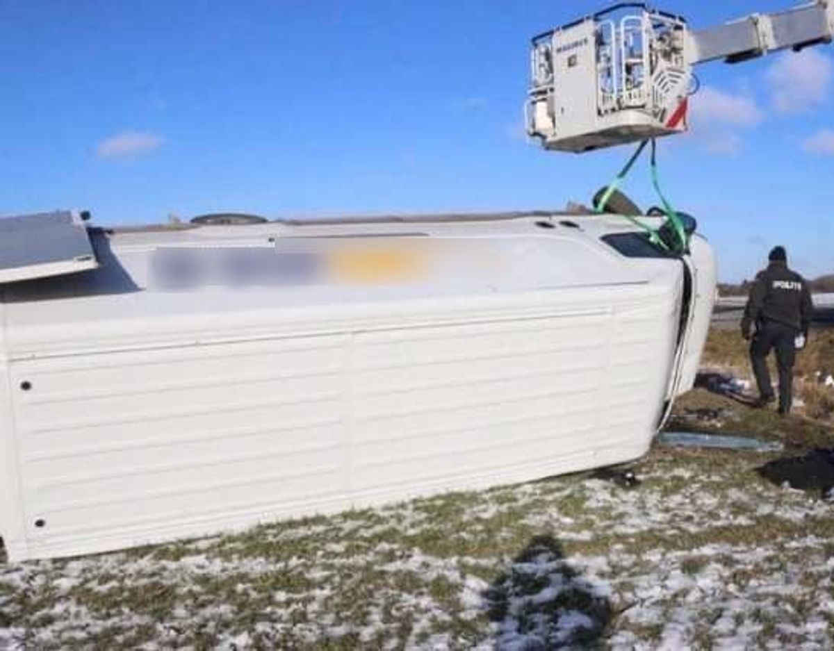 Varebil er væltet og bil er smadret. KLIK VIDERE OG SE FLERE BILLEDER. Foto: Øxenholt foto