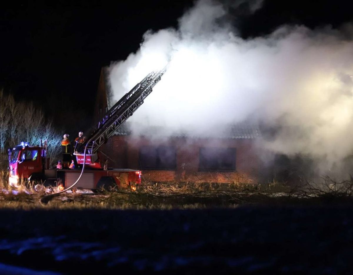 Voldsom villabrand i Jerslev. Nordjyllands Beredskab er massivt til stede. KLIK VIDERE OG SE FLERE BILLEDER. Øxenholt foto