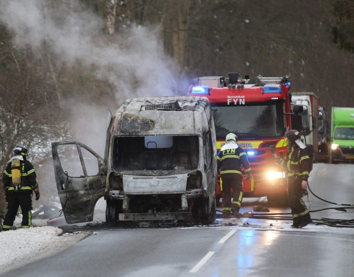 Totalt udbrændt varebil spærrer Stærmosevej på Vestfyn. KLIK VIDERE OG SE FLERE BILLEDER. Foto: presse-fotos.dk