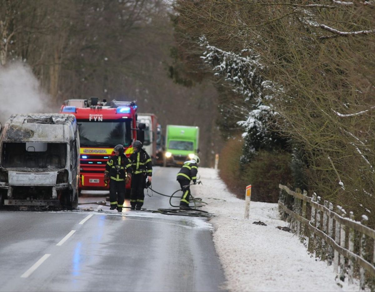 Totalt udbrændt varebil spærrer Stærmosevej på Vestfyn. KLIK VIDERE OG SE FLERE BILLEDER. Foto: presse-fotos.dk