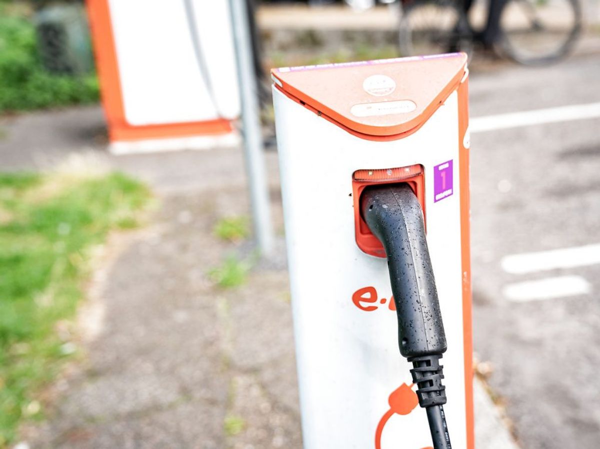* HURTIGLADER, 50 kW:
1,5 time giver et 80 procent opladet batteri – typisk ved indkøbscentre eller andre steder, hvor man parkerer 1-2 timer. (Foto: Emil Helms/Ritzau Scanpix)