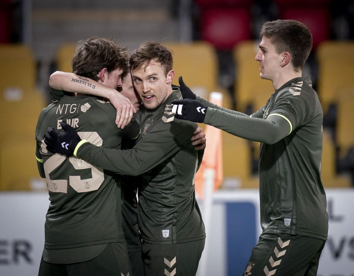 Lasse Vigen Christensen jubler med målscorer Simon Hedlund ved 0-1 målet under superligakampen mellem FC Nordsjælland – Brøndby IF på Farum Park torsdag aften. Foto: Liselotte Sabroe/Ritzau Scanpix.