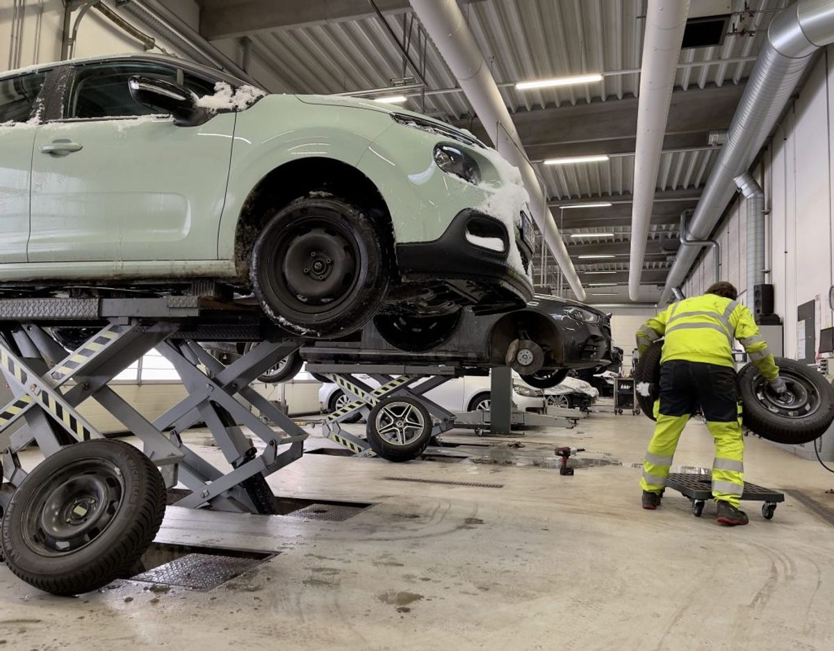 Der er blevet travlt med montering af vinterdæk på et udsædvanligt sent tidspunkt på sæsonen hos Superdæk ved Fredericia. Foto: Massimo Grillo