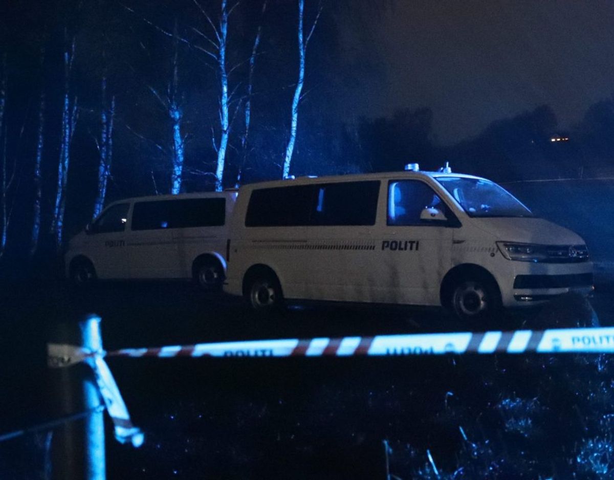 Manden blev fundet på vejen uden for bostedet. Klik for flere billeder. Foto: Presse-fotos.dk