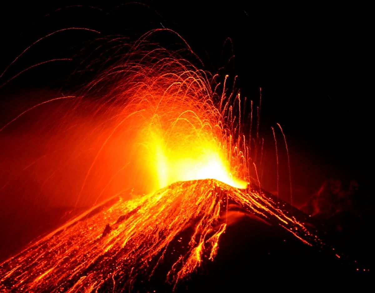 Vulkanen Etna på Sicilien sender lava og aske op fra sit indre. Foto: Reuters/Ritzau Scanpix