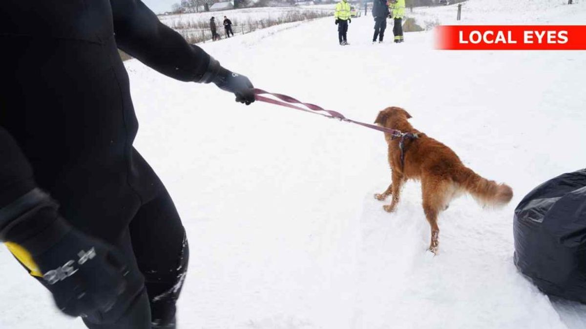 En mand er i kritisk tilstand efter at han forsøgte at redde sin hund på en frossen sø. KLIK FOR FLERE BILLEDER FRA STEDET. Foto: Local Eyes.