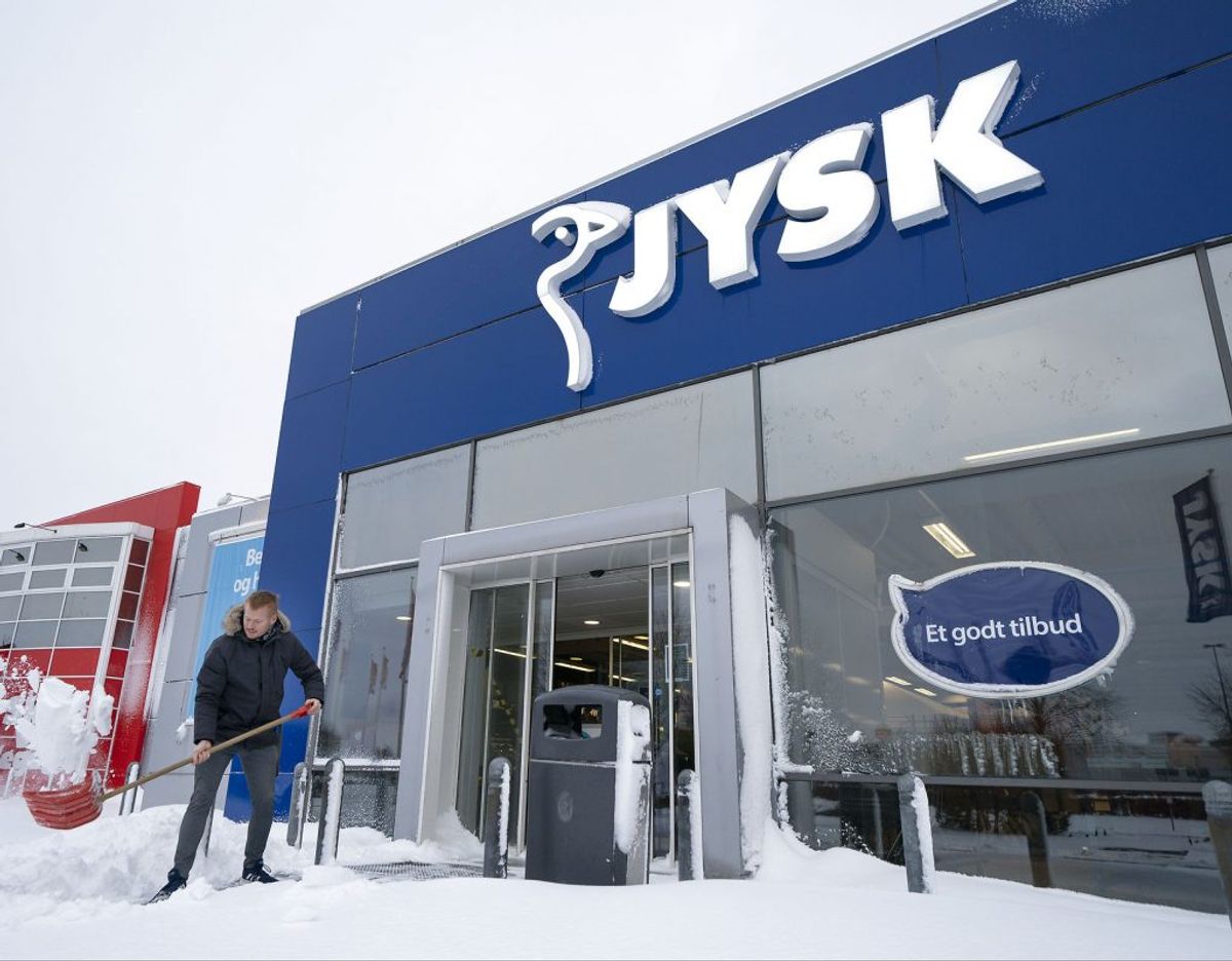 Søren, som er Deputy Store Manager i JYSK i Kolding Nord, skovler sne, så kunderne kan komme ind i butikken. (Foto: Frank Cilius/Ritzau Scanpix)