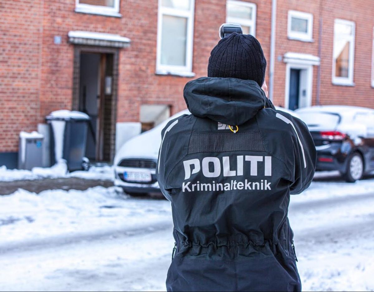 Politiet er massivt til stede ved knivstikkeriet i Esbjerg. KLIK VIDERE OG SE FLERE BILLEDER. Foto: presse-fotos.dk