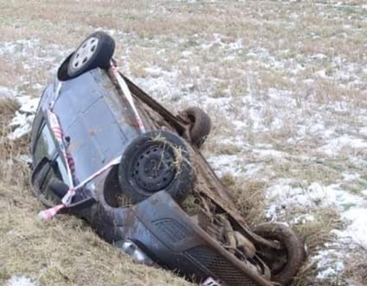 Bilen landede på hovedet i en grøft, og føreren var død på stedet. Foto: Øxenholt foto