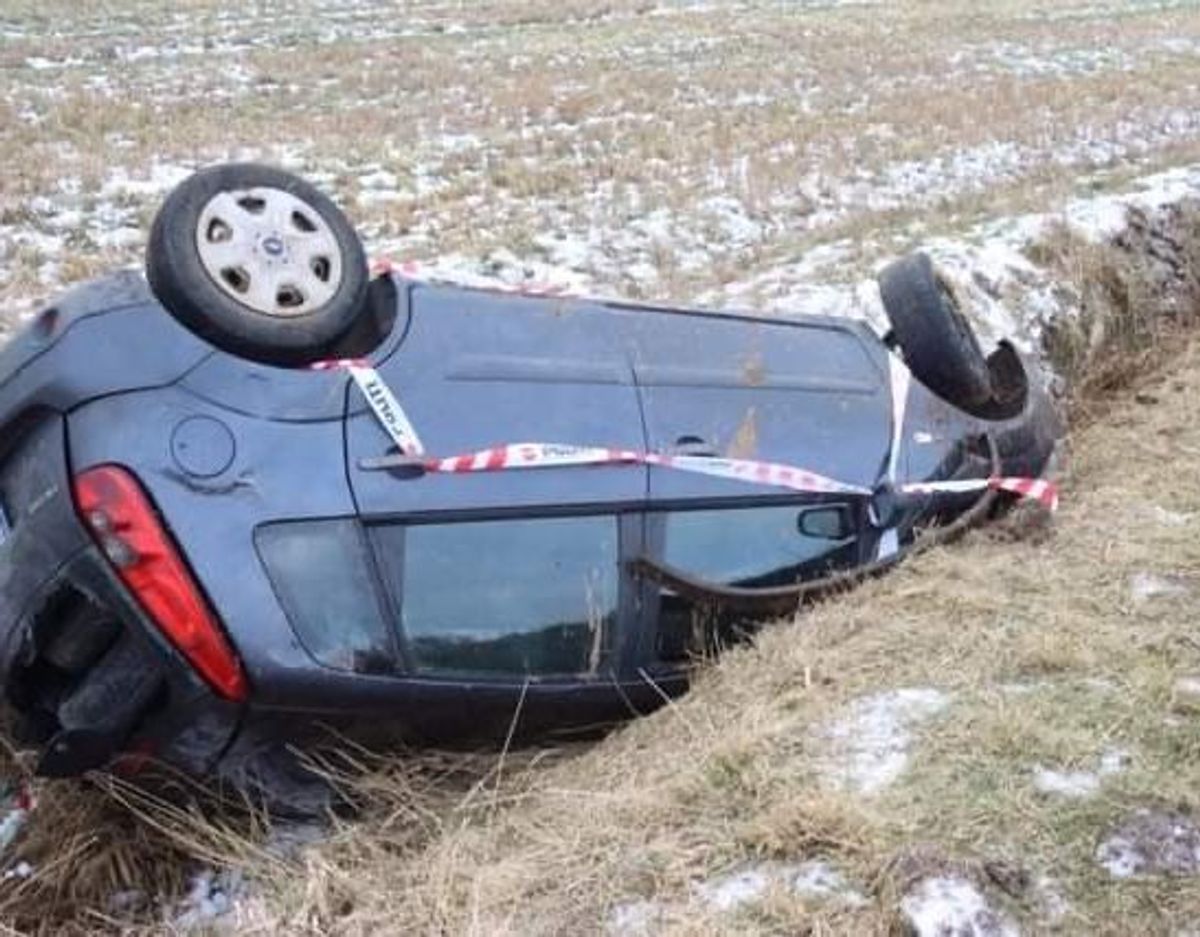 Bilen landede på hovedet i en grøft på Krøldrupvej i Løgstør. Føreren var dræbt på stedet. KLIK VIDERE OG SE FLERE BILLEDER. Foto: Øxenholt foto