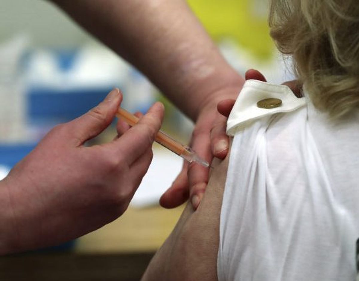Vaccinen fra AstraZeneca er godkendt med en dokumenteret effekt på omkring 60 procent. Det vil sige, at den i forsøgsstudier, hvor halvdelen har fået vaccinen og den anden halvdel placebo, har reduceret antallet af sygdomstilfælde med 60 procent. (Arkivfoto) Foto: Scott Heppell/Scanpix