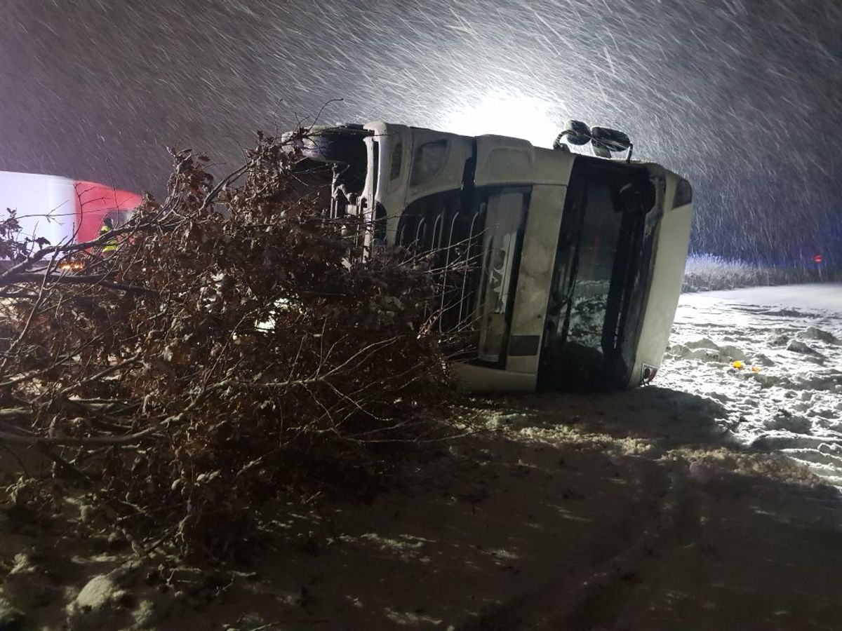 En væltet lastbil spærrer lige nu motorvejen. KLIK for flere billeder. Foto: Presse-fotos.dk.