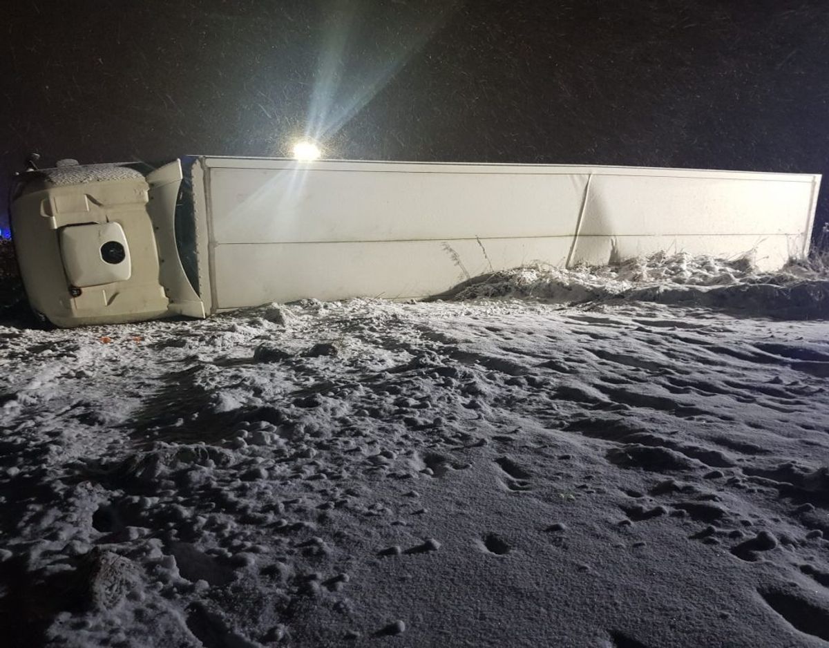 En væltet lastbil spærrer lige nu motorvejen. KLIK for flere billeder. Foto: Presse-fotos.dk.