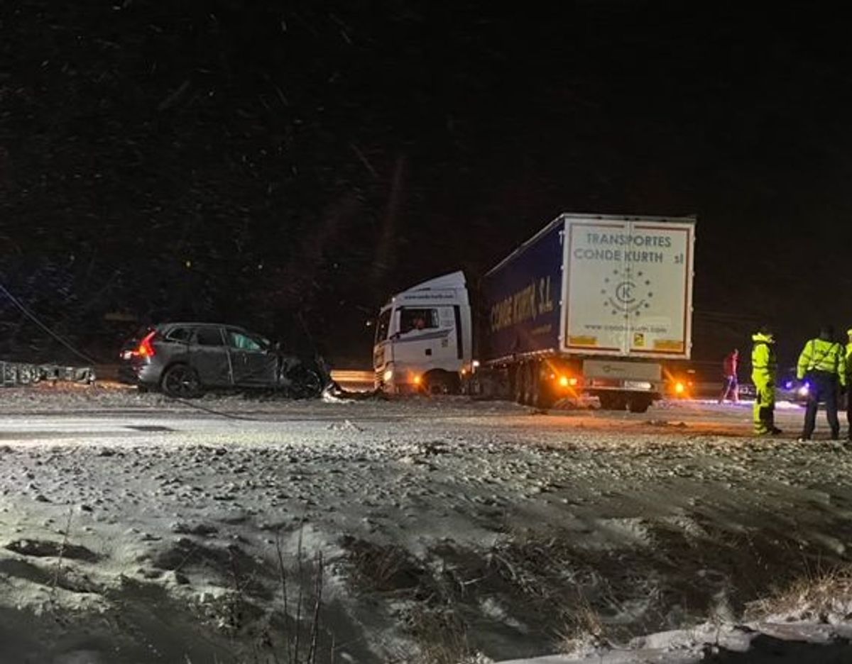 En lastbil har sat sig på tværs af motorvejen. KLIK for flere billeder. Foto: Presse-fotos.dk.