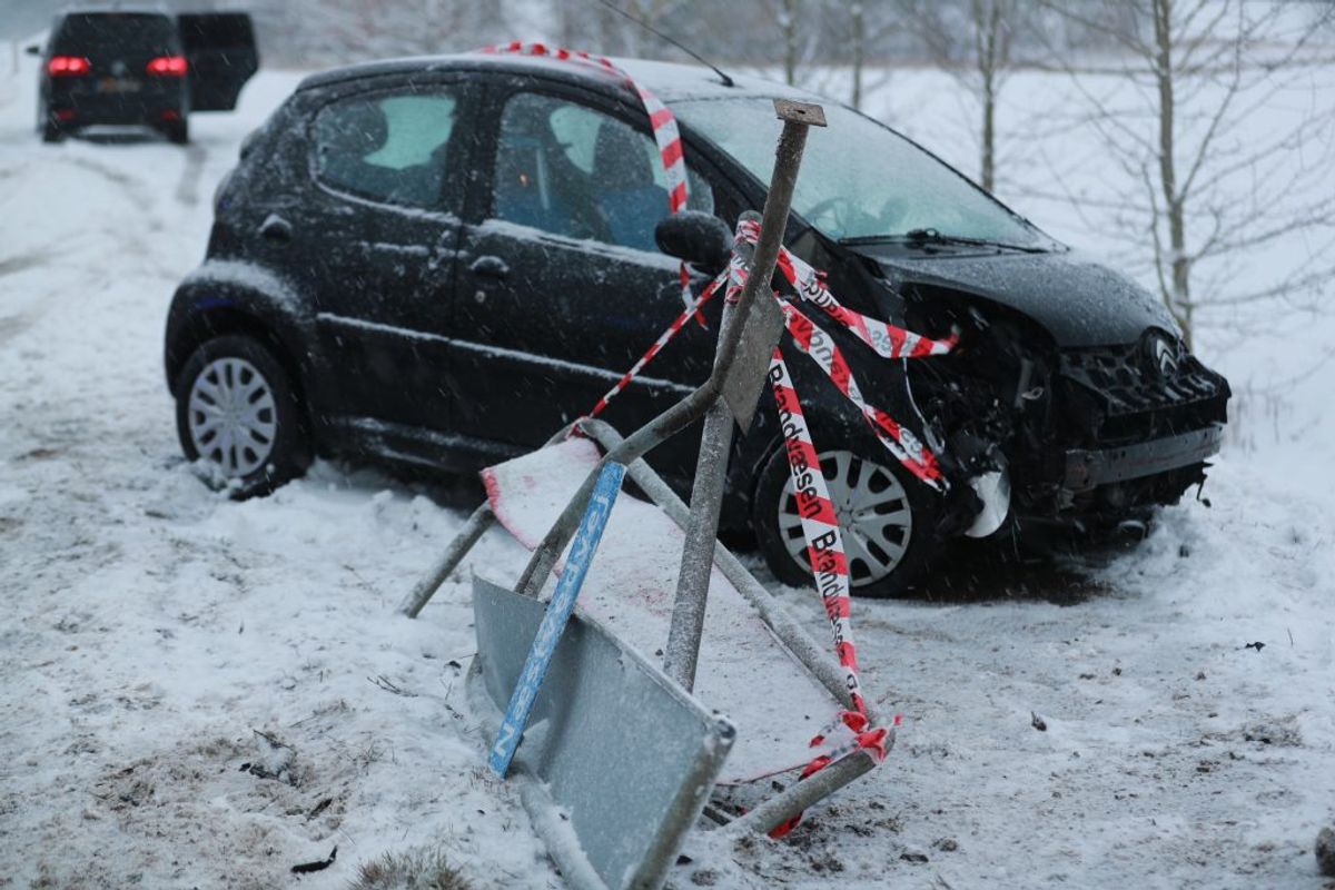 To biler kørte frontalt sammen ved Sorø. Vagtchefen kan ikke komme med detaljer, ingen er dog kommet alvorligt til skade. Foto: Presse-fotos.dk.