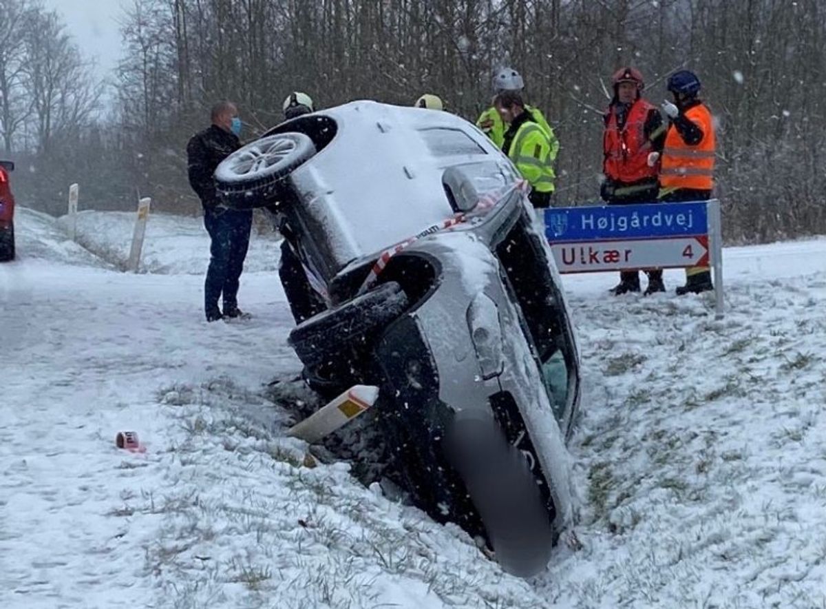 En bil væltede i Grejsdalen i Vejle. KLIK for flere billeder. Foto: Presse-fotos.dk.