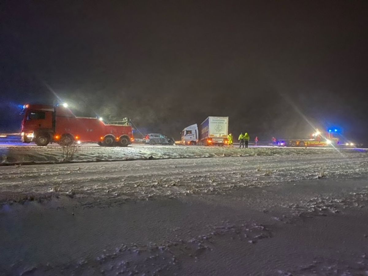 En lastbil har sat sig på tværs af motorvejen. KLIK for flere billeder. Foto: Presse-fotos.dk.