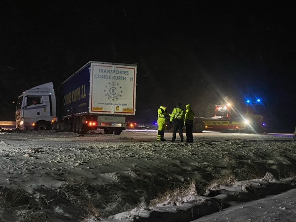 En lastbil har sat sig på tværs af motorvejen. KLIK for flere billeder. Foto: Presse-fotos.dk.