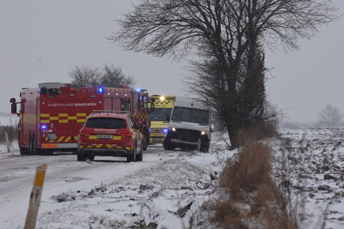 En minibus væltede om på siden ved Uldum. Foto: Presse-fotos.dk.